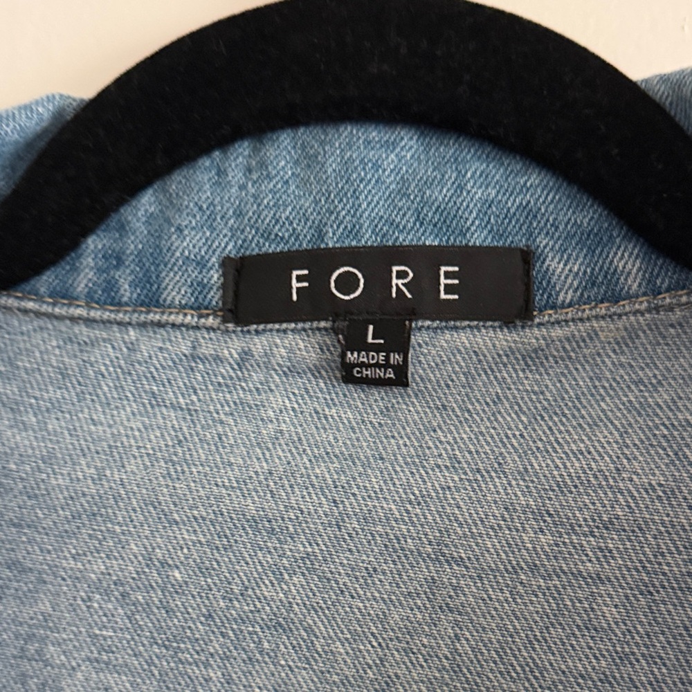Cropped Light Blue Denim Jacket with Boxy Fit - Picture 5 of 6